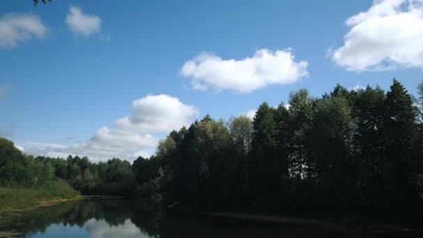 Timelapse Con Vistas Río Bosque Cielo Azul Con Nubes Esponjosas — Vídeos de Stock