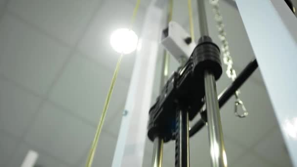 Yakın Plan Çekim Egzersiz Makinesindeki Metal Nesneler Yukarı Aşağı Hareket — Stok video