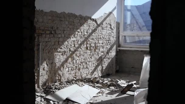 Ofisin Tamamen Elden Geçirilmesi Alçılı Tuğla Duvarlar Değiştirilen Yeni Pencere — Stok video