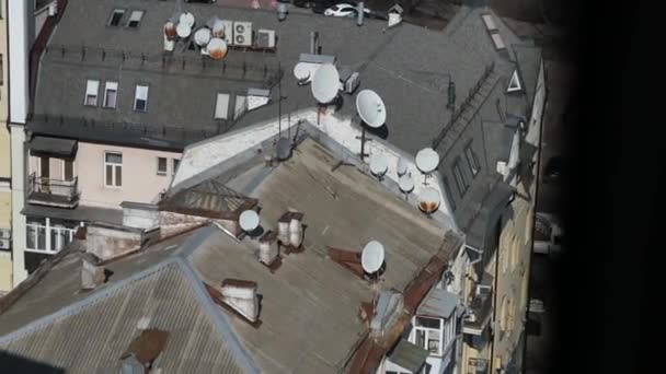 Vue Dessus Des Toits Beaucoup Antennes Paraboliques Climatiseurs Sur Toit — Video