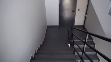 Yeni bir ofis binasının merdivenlerinden inen merdivenlerin birinci şahıs görüntüsü. FPV otel merdivenlerini çık.