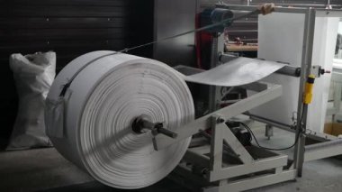 Mısır gevreği için torba üretimi için taşıma hattı. Konteynırlar, polietilen çantalar, büyük çantalar üretimi için Atılgan.