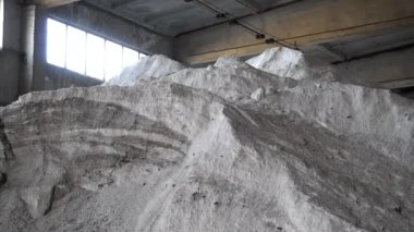 Hangarda büyük bir sanayi tuzu yığını kış işlemleri için hazırlandı..