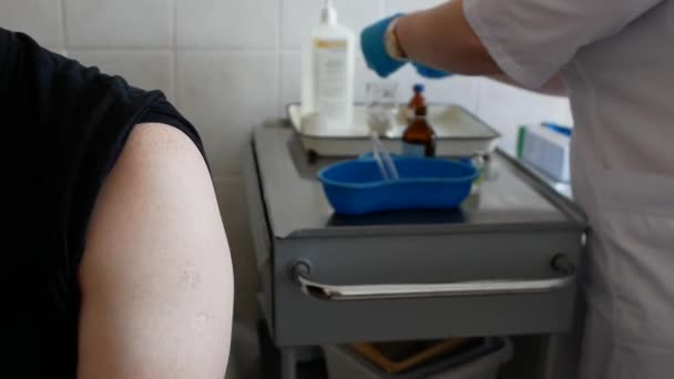 Крупный План Плеча Человека Готовящегося Вакцинации Covid Медсестра Готовит Шприц — стоковое видео