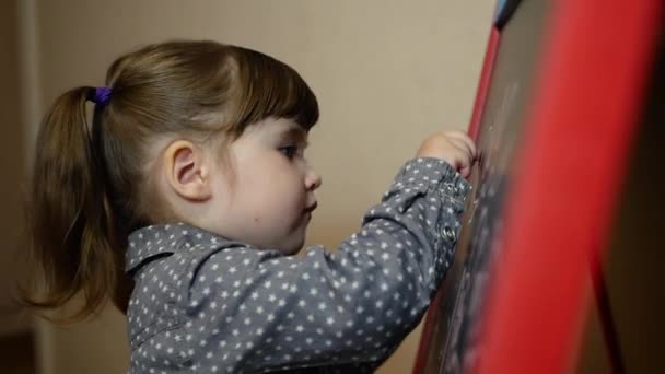 Pequena Menina Bonito Desenha Com Giz Cera Quadro Criança Brinca — Vídeo de Stock