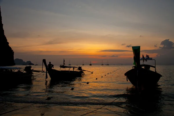 Silueta de barco tailandés al atardecer en Tailandia —  Fotos de Stock