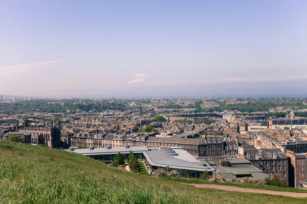 Vista desde Calton Hill a la ciudad de Edimburgo, Escocia — Foto de Stock