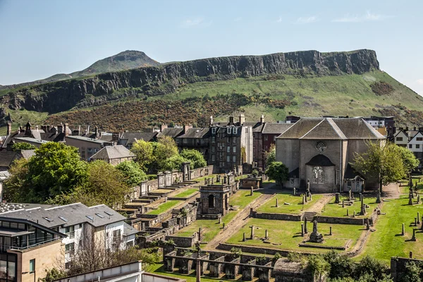 Pohled z kopce calton canongate kirk a salisbury útesy, město edinburgh, Skotsko — Stock fotografie