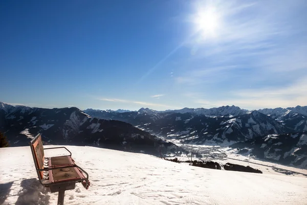 Panchina in vista nelle Alpi austriache — Foto Stock