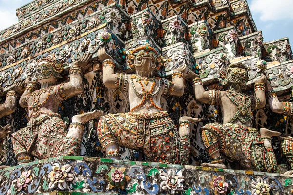 Estatuas de Demon Guardian en el templo de Wat Arun en Bangkok, Tailandia —  Fotos de Stock