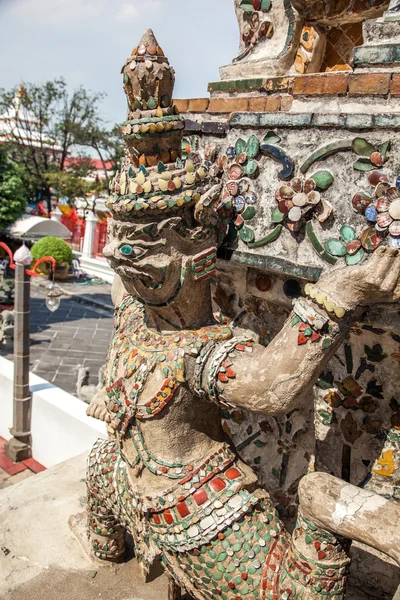Demon hoedster standbeeld bij wat arun tempel in bangkok, thailand — Stockfoto