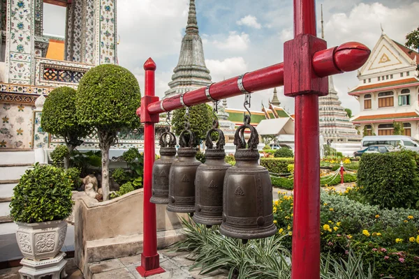 Campanas budistas en Wat Arun en Bangkok — Foto de Stock