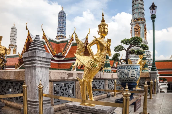 Statue Kinnara dorée au Grand Palais de Bangkok — Photo