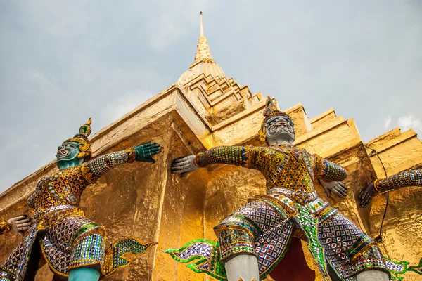 Estatuas demoníacas en Wat Phra Kaew en el Gran Palacio, Bangkok — Foto de Stock