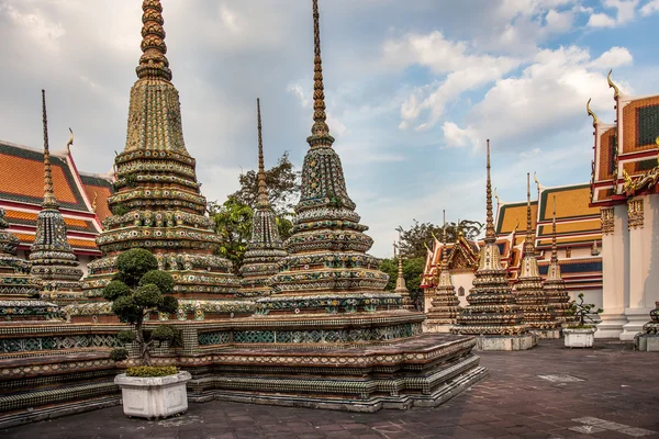 Phra Maha Stupa de Wat Phra Chetuphon en Bangkok, Tailandia — Foto de Stock