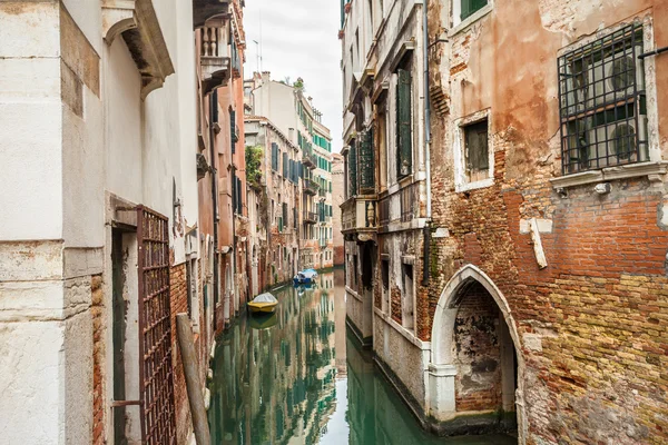 Kanalstraße in venedig, italien — Stockfoto