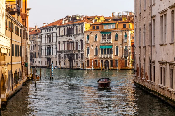 Motorový člun jízd na kanálu v Benátkách, Itálie — Stock fotografie