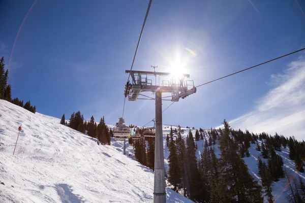 Ski-stoeltjeslift op bergen — Stockfoto