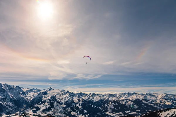 Parapendio sulle Alpi austriache — Foto Stock