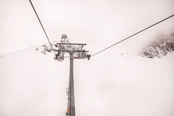 Ski-stoeltjeslift op bergen — Stockfoto