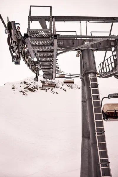 Ski-stoeltjeslift op bergen — Stockfoto