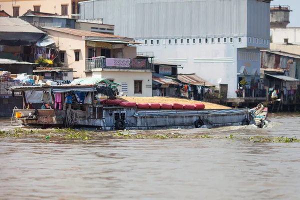 Вьетнамская лодка с рисом, Цай Бе, дельта Меконга, Вьетнам — стоковое фото