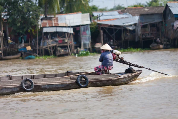 Вьетнамские женщины ездят на лодке в дельте Меконга, Южный Вьетнам — стоковое фото