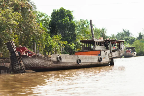Китайская традиционная лодка в Кай-Бе, дельта реки Мео, Вьетнам — стоковое фото