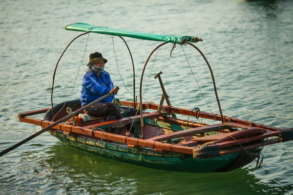 Vietnam, ha lange Bucht im Golf von Tonkin 20. Dezember 2013. Unbekannte Vietnamesin im Boot — Stockfoto