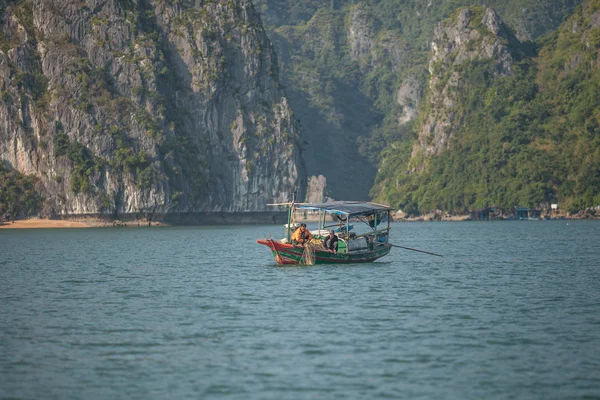 Vietnam, baie de Ha Long dans le golfe du Tonkin 20 décembre 2013. Pêcheurs vietnamiens non identifiés dans le bateau . — Photo