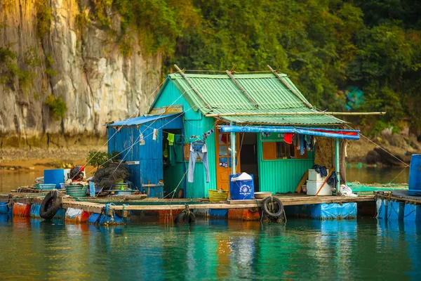 Village de pêcheurs flottant à Ha Long Bai — Photo