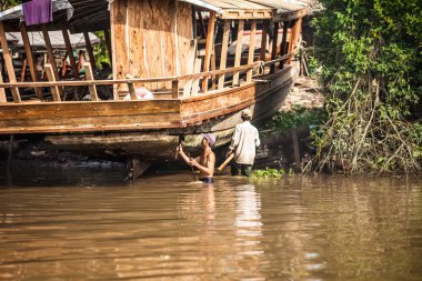 Erkekler bir gemi inşa.