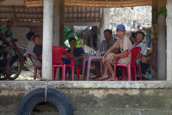 Groep Vietnamees mannen ontspannen en genieten van thee. — Stockfoto