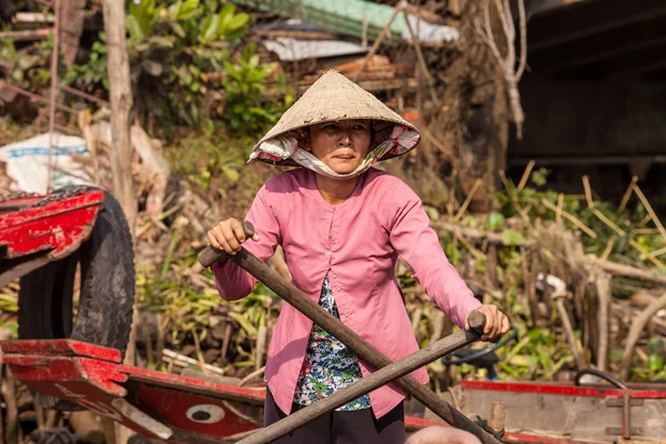 Portret van vietnamese vrouw roeien een boot. — Stockfoto