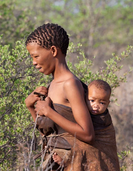 Retrato de Bushman mujer con niño . — Foto de Stock