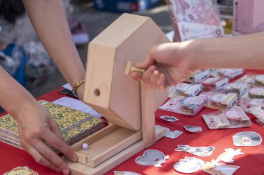 Japon piyangosuna katılan biri.