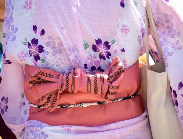 Pembe Japon kimonosunun pruvasının ayrıntıları.