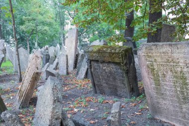 Prag 'daki Yahudi mezarlığında mezarlar.