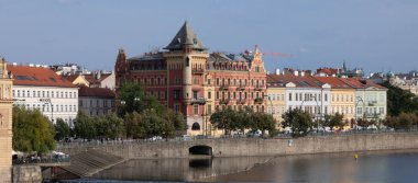 Prag 'daki Vltava nehrinin panoramik görüntüsü