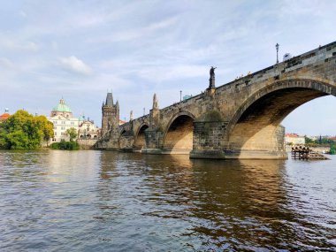 Prag 'daki Vltava nehrinin manzarası