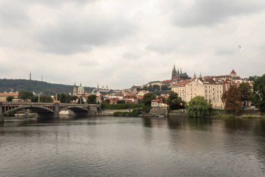 Prag 'daki Vltava nehrinin manzarası