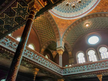 Prag Yahudi Mahallesi 'ndeki İspanyol Sinagogu' nun tavanının polikrom dekorasyonunun ayrıntıları.