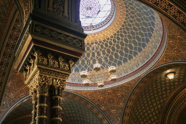 Prag Yahudi Mahallesi 'ndeki İspanyol Sinagogu' nun tavanının polikrom dekorasyonunun ayrıntıları.