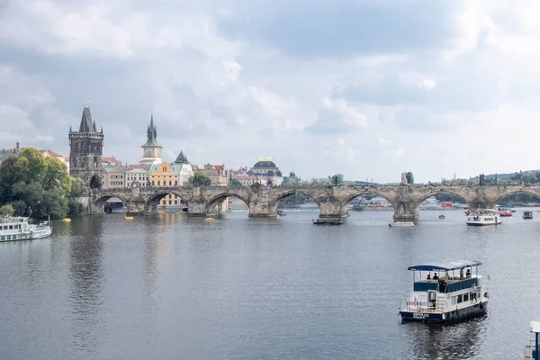 Vltava Joen Maisema Prahassa — kuvapankkivalokuva