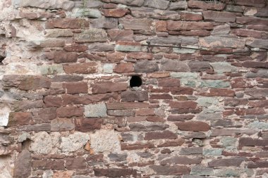 Kırmızı taş duvar. Eski bir şatonun parçası.