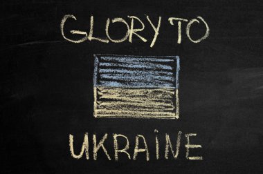 Kara tahtada tebeşirle Ukrayna 'nın şanlı yazıtları. Tebeşirle çizilmiş ukraine bayrağı
