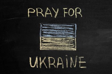 Kara tahtada tebeşirle Ukrayna için dua et. Tebeşirle çizilmiş ukraine bayrağı. 