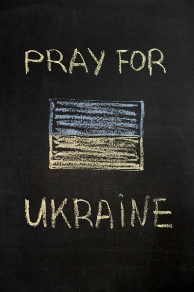 Felirat Imádkozz Ukrajnáért Egy Fekete Táblán Krétával Ukrajnai Zászló Krétával — Stock Fotó