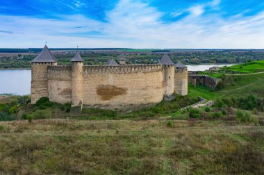 Hotin Kalesi Hotin, Chernivtsi Oblast (il) Batı Ukrayna'nın Dinyester Nehri sağ kıyısında yer alan bir sur karmaşık olduğunu.