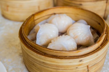 bambu sepet içinde hamur tatlısı.